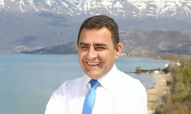 E RRALLË/ Kryebashkiaku i Pogradecit aplikon dhe fiton Lotarinë Amerikane: Rregullisht si familje…