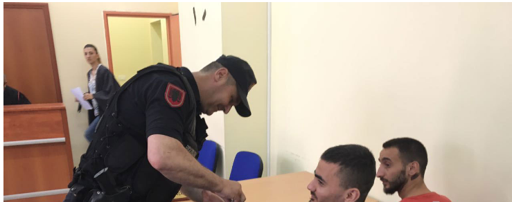 GRABITËN NJË BENZ DHE 100 MILION LEKË/ Dy të arrestuarit nga FIERI akuza të forta në gjyq. Nxjerrin EMRA të…