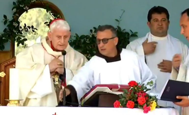 Presidenti Ilir Meta dekoron Kardinali Ernest Troshani, në Kishën e Laçit
