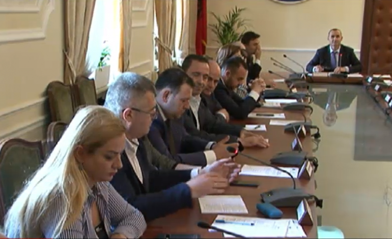 VIDEO/ “Në datën 26 bie zilja për ju, tufë palaçosh”, sherr tek Ligjet, Ulsi Manja mbyll mbledhjen