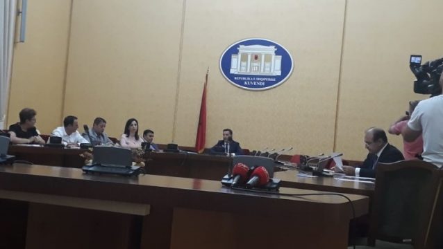 Deputeti i PD-së, kundër kolegëve të tij: Lëreni Xhafajn e Tahirin, këtu kemi ardhur për tjetër gjë