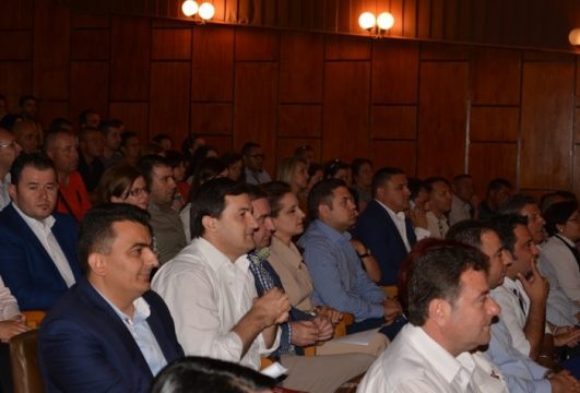 Kryemadhi BRAKTISET në Gjirokastër/ Dy këshilltarët e LSI bashkojnë votat me PS dhe shkarkojnë…