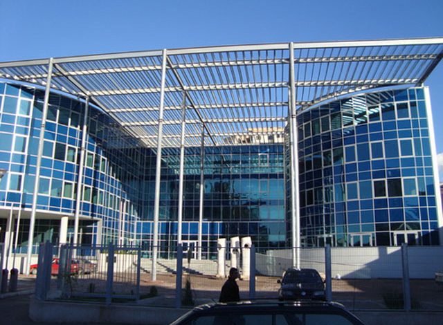 ARREST SHTËPIE/ Tetë orët e gjyqtares që vendosi për TAHIRIN dhe dalja e saj nga PAS godinës së gjykatës kur…