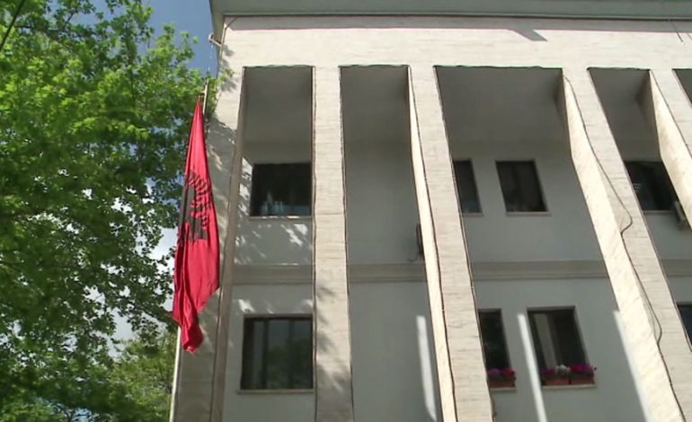 KAOS TEK “KRIMET E RENDA”/ Dosjet “bëjnë xhiro” nga njëra gjykatë në tjetrën…