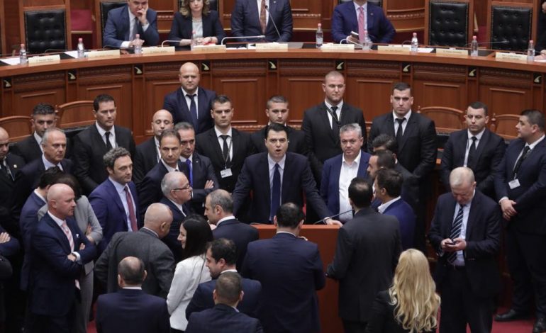 FOTOT/ Opozita shkakton kaos në Kuvend, i përgjigjet PS: Ju ka zënë frika se erdhi Izet Haxhia