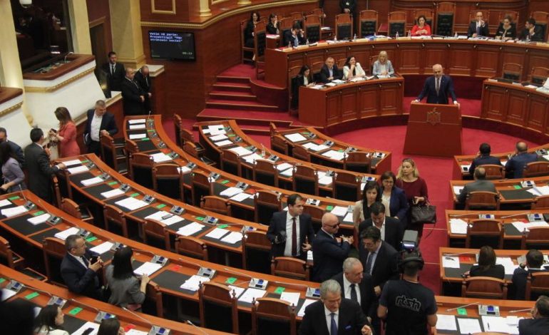 TË PAKËNAQURIT E LSI/ Pas Robert Bitrit, dy deputetë të tjerë ‘braktisin’ sot partinë (EMRAT)