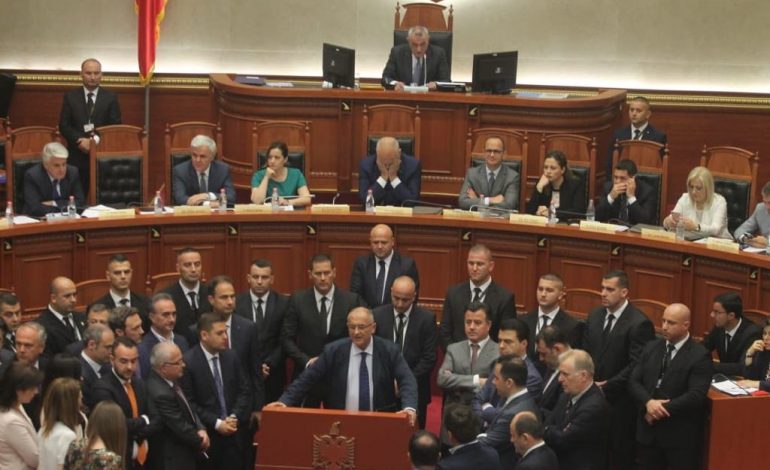 FOTO/ Ramën e zë koka, PS voton ligjet dhe largohet. Berisha me Bashën bëjnë seancë personale në Kuvend