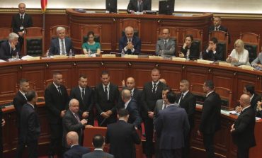 Opozita bllokon foltoren e Kuvendit, maxhoranca miraton e vetme ligjet dhe largohet nga salla
