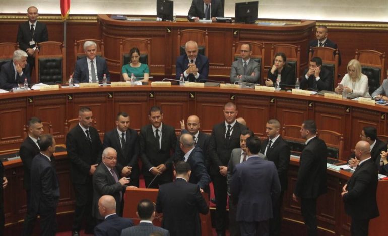 Opozita bllokon foltoren e Kuvendit, maxhoranca miraton e vetme ligjet dhe largohet nga salla