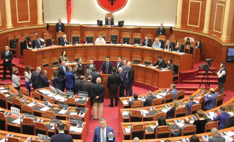 Ç’do ndodhë sot në Kuvend? Opozita kthehet në seancë, PD-LSI paralajmërojnë tension