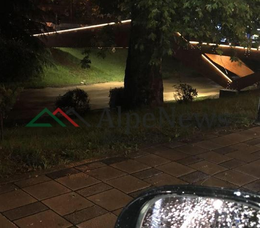 MOTI I KEQ/ Kaos në Tiranë, lana rrezikon të dalë nga shtrati… (FOTO)