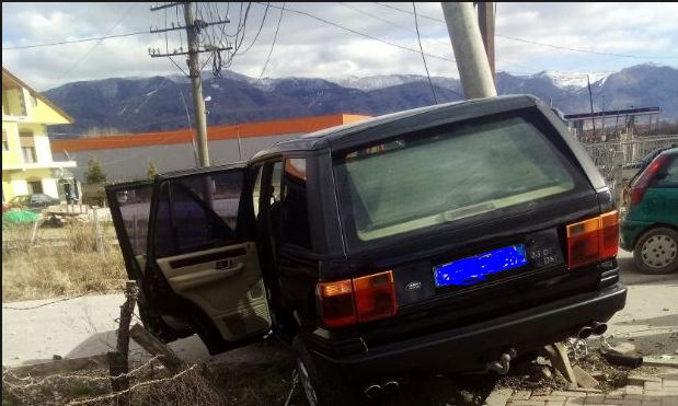 NDODH NË GRAMSH/ “Skifterat” vjedhin Land Roverin, por PËRPLASEN me shtyllën elektrike…
