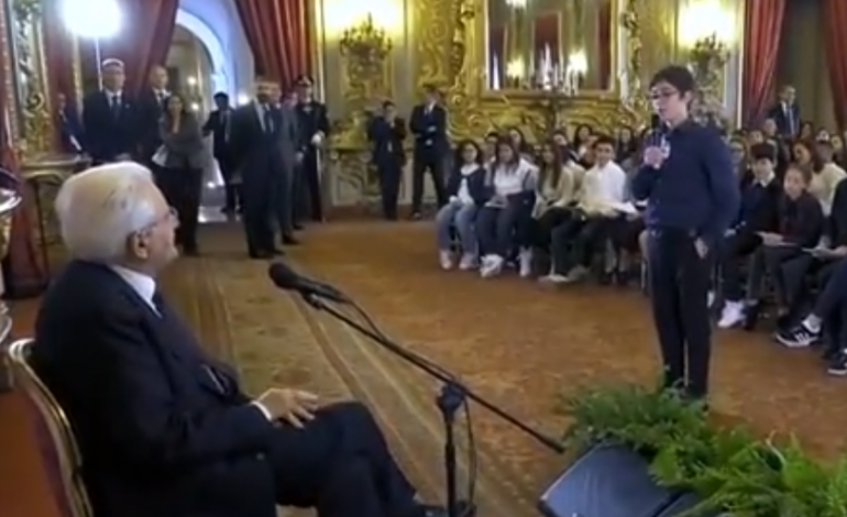 Njihuni me fëmijën shqiptar që vuri në siklet Presidentin italian me pyetjen e tij: A nënshkruani ju… (VIDEO)