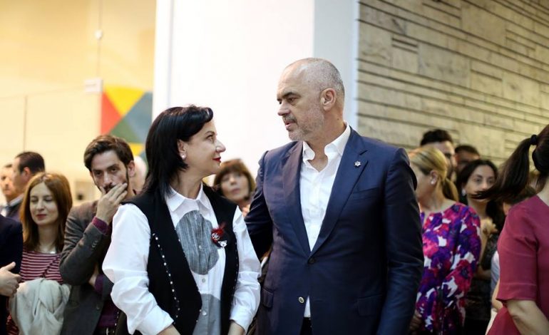 FOTO/ Linda i “vjedh” stilin Edi Ramës