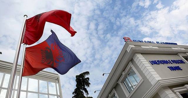Të hënën mbaron afati për Vetting-un, gjysma e policëve të Tiranës dorëzon formularët