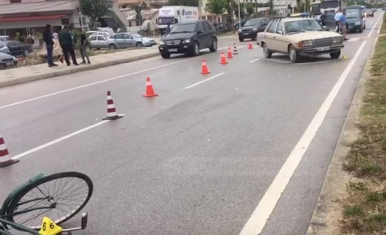 AKSIDENT NË VLORË/ Makina përplas një burrë dhe një fëmijë (VIDEO)