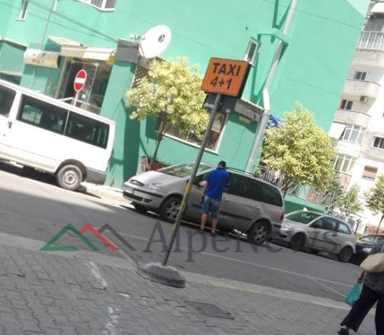 EKSKLUZIVE/ Skenë MAFIOZE në mes të ditës në Tiranë. Me një pistoletë në dorë, i riu kërcënon… (FOTO)