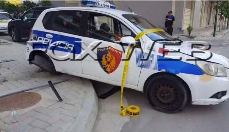 VLORË/ Automjeti PËRPLASET me makinën e policisë. Plagoset…