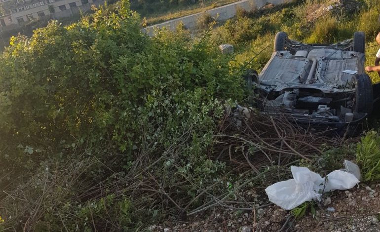 NDODH NË BALLSH/ Makina del nga rruga dhe GODET shtyllën e tensionit, qyteti mbetet pa drita… (FOTO)