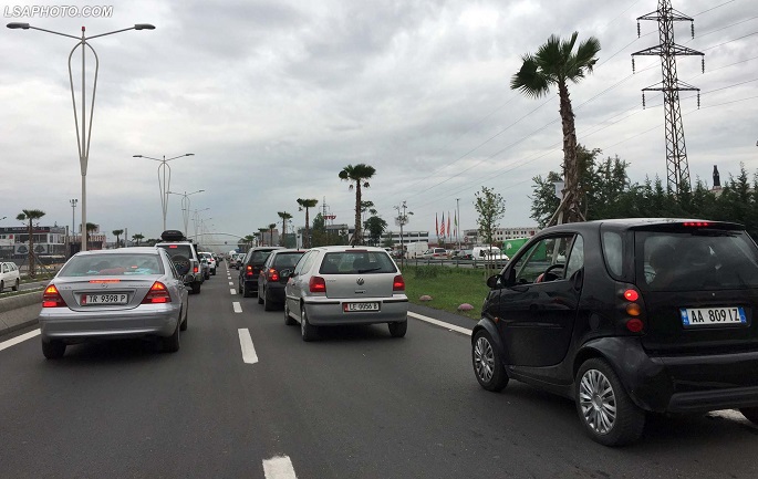 AKSIDENT NË AUTOSTRADË/ Turistja e huaj PËRPLASET me fugonin e mallrave që…