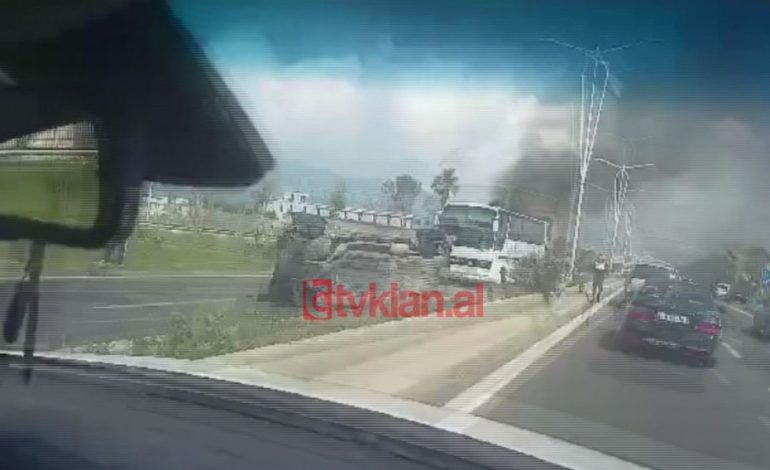 VIDEOLAJM/ Shpërthen në flakë BMW-ja në autostradën Tiranë-Durrës, drejtuesi i mjetit…