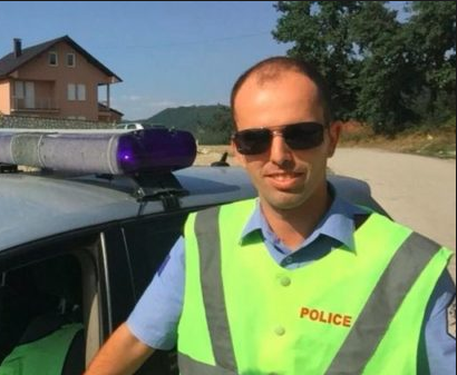 TRUPI IU GJET NË LUMË/ Pamje nga ceremonia e varrimit të policit. Familjarët… (FOTO)