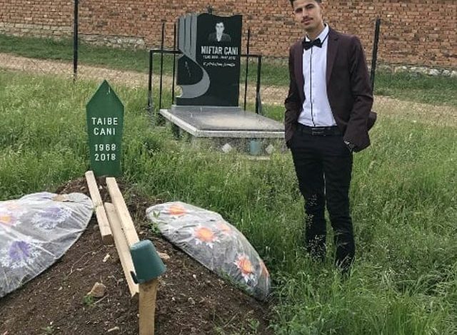 E TRISHTË/ Viziton varrin e nënës me kostumin e maturës, i riu shqiptar PËRLOT me dedikimin: Erdha sepse…
