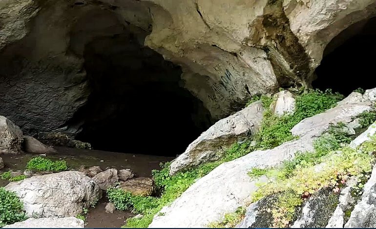 Rrëzohen dy turistë në “Shpellën e Pëllumbasit”/ I merr rrjedha e ujit dhe nuk dihet fati i njërit
