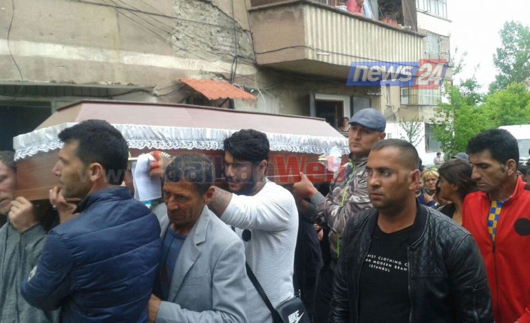 VDIQ NË PARABURGIM/ Familjarët protestojnë para komisariatit me arkivolin në duar… (FOTO)