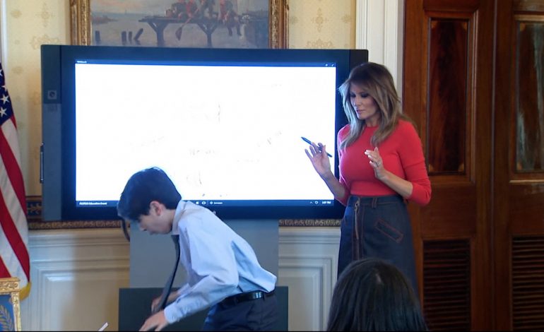 Studenti rrëzon gotën me ujë në Shtëpinë e Bardhë, ja si i kthehet Melania Trump (VIDEO)