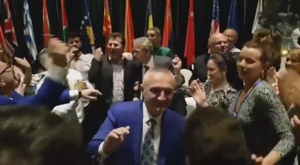 VIDEO/ Pak orë pas protestës, Lu “kokë më kokë” me Bashën, “E DJEGIN BAFTJARIN” bashkë me presidentin në valle