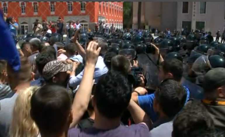 “Mafien keni frikë”, protestuesit refuzojnë të largohen nga Ministria pavarësisht thirrjes së Bashës