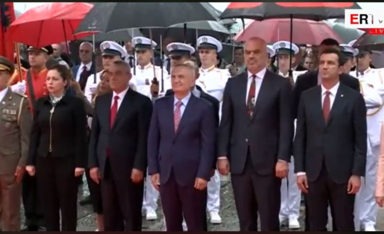 VIDEO/ Homazhe te Varrezat e Dëshmorëve, Meta, Rama e Ruçi bëhen bashkë. Detajet që nuk u panë në kamera (FOTOT)