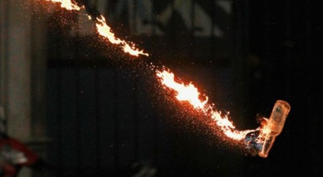 Sulmohet me molotov shtëpia e hetuesit policor, njihet për lidhje të ngushta me…