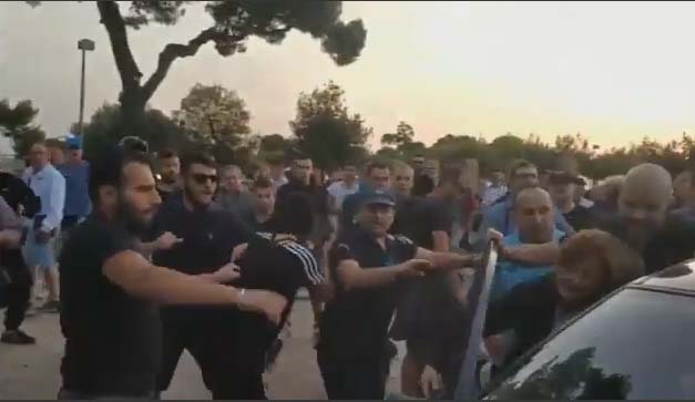 VIDEO/ Greqi, grushte dhe shqelma bashkiakut të Selanikut, momenti i agresionit