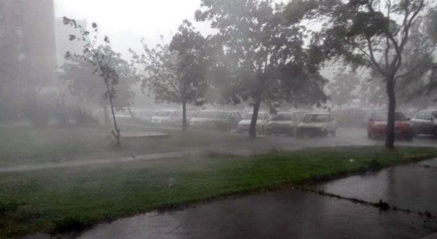 Përsëri me çadra/ Meteorologia sjell parashikimin e MOTIT deri në fund të muajit. Temperaturat…