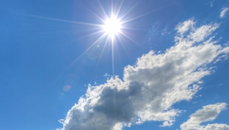 DIELLI DO TË SHKËLQEJË, por mos u mashtroni, merrni çadrat me vete/ Temperaturat do të arrijnë vlerat maksimale