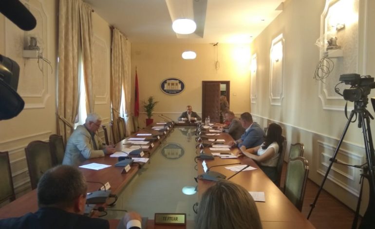 LSI PËRÇAHET edhe për bojkotin e komisioneve. Pas Haxhinastos, tjetër deputet kundër Kryemadhit…