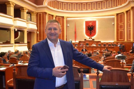 Nard Ndoka: Më konfliktuat me djemtë që punojnë kamarierë në Maltë dhe elektoratin. Tani më kërkojnë borxh…