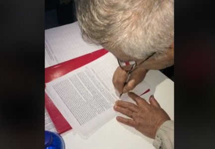 Robert Ndrenika firmos i pari peticionin kundër shembjes së Teatrit: Frikë se mos më heqin pensionin