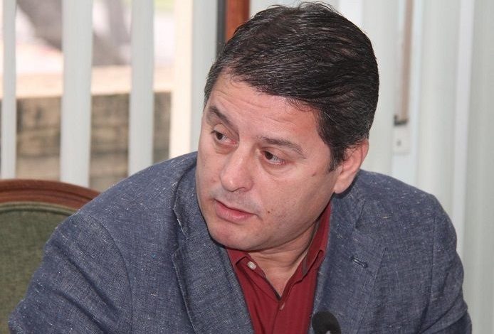 Deputeti i PS ia “rendit” Bashës: Sa ishe ministër VODHE 230 milionë dollarë, SHITE detin, VRAVE 4 protestues…