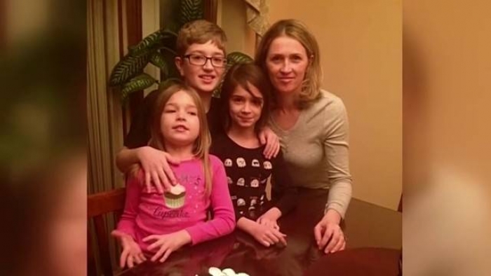 18 VITE NË SHBA/ Nëna shqiptare e TRE fëmijëve merr lajmin e KEQ. Do të deportohet në…