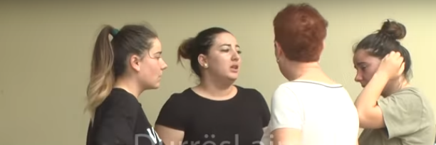 “E SHTYPJA NË BARK, NXIRRTE UJË”/ Nëna dhe gjyshja e 3-vjeçarit që u mbyt në Golem në gjendje të rëndë… (DETAJET)