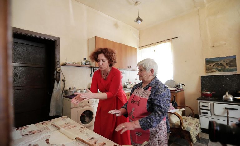 Ambasadorja e BE viziton Korçën/ Një drekë TRADICIONALE dhe mikëpritje… (FOTO)