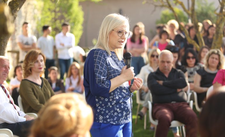 Ministrja Nikolla në Kavajë: Mësuesve do ju ndalohet hyrja në orë të mësimit me CELULARË