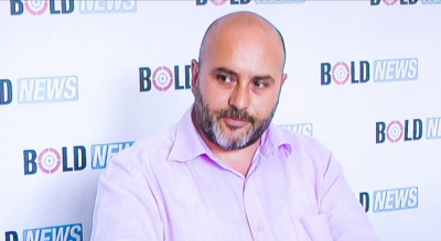 GAZETARI INTERVISTOI “DËSHMITARIN X”/ Zbulohen DETAJET: I akuzuar për dhunë ndaj bashkëshortes… (FOTO)