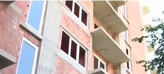 DY SHOQET U HODHËN NGA PALLATI/ Dalin pamjet nga vendi ku 16 vjeçarja… (VIDEO)
