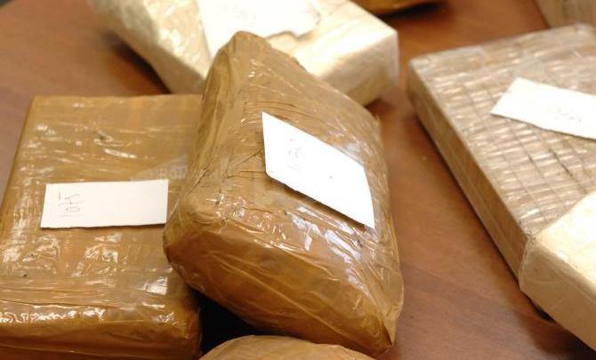 I SEKUESTROHEN 24 pako me lëndë narkotike/ Shkodrani e pëson keq nga kontrolli i policisë (EMRI)