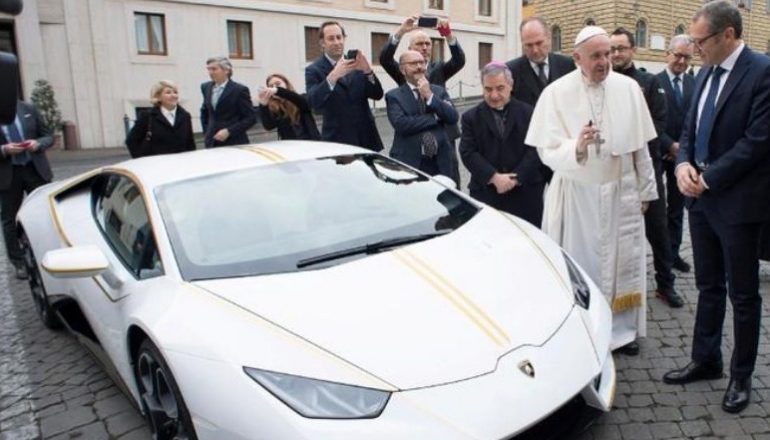 Papa shet Lamborginin e ti/ Paratë do të shkojnë për bamirësi