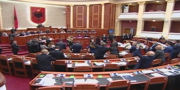 Partia Demokratike BLLOKON foltoren e Kuvendit/ Ruçi ndërpret seancën